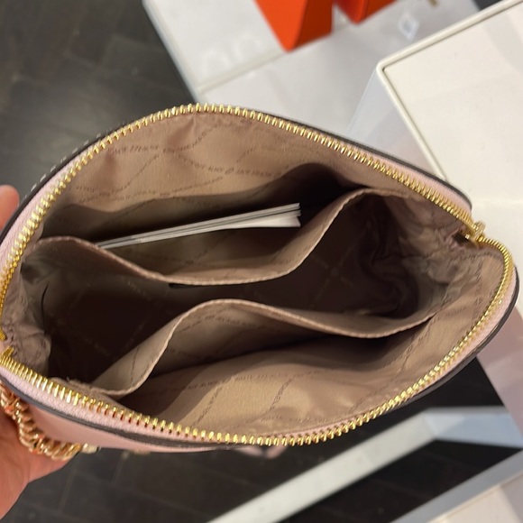 MICHAEL KORS
Jet Set Travel Medium Dome Crossbody Bag
Powder Blush 
35F1GTVC6T - Picture 13 of 16